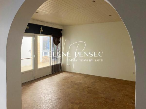 Ancien local commercial à réhabiliter en appartement avec accès direct à la plage.