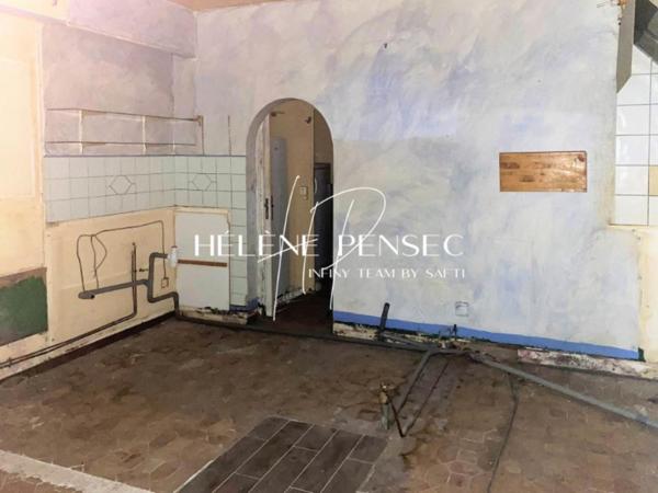 Ancien local commercial à réhabiliter en appartement avec accès direct à la plage.