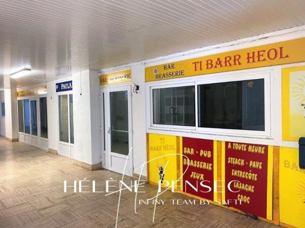 Ancien local commercial à réhabiliter en appartement avec accès direct à la plage.