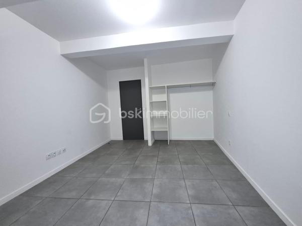 Découvrez cette charmante maison de ville mitoyenne.
Vous êtes primo accédant, ce bien peut devenir le vôtre.
Résidence principale ou projet locatif, faîtes votre choix...

Elle se compose de quatre chambres lumineuses, une salle d’eau, deux WC, salon de 13 m², cuisine et terrasse apportant un réel confort au quotidien.

La cuisine indépendante donne directement accès à la terrasse, un véritable atout pour profiter des repas en extérieur. 

À l’extérieur, vous profiterez d’une terrasse avec barbecue, idéale pour les beaux jours.
L'une des chambres est prolongée par un balcon apportant un espace supplémentaire pour se détendre.

Les fenêtres en double vitrage assurent une bonne isolation thermique et phonique.

Une maison fonctionnelle et agréable à vivre, à découvrir sans tarder !

Contactez moi pour plus d’informations ou organiser une visite.