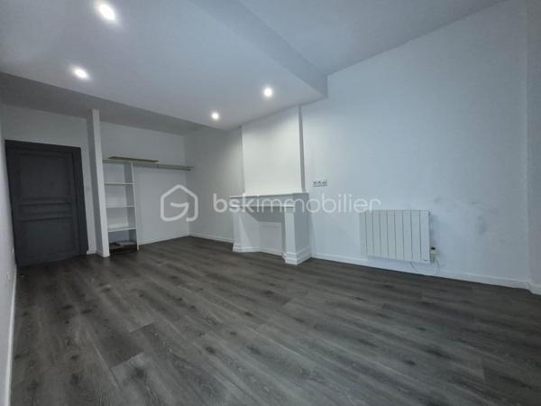 Découvrez cette charmante maison de ville mitoyenne.
Vous êtes primo accédant, ce bien peut devenir le vôtre.
Résidence principale ou projet locatif, faîtes votre choix...

Elle se compose de quatre chambres lumineuses, une salle d’eau, deux WC, salon de 13 m², cuisine et terrasse apportant un réel confort au quotidien.

La cuisine indépendante donne directement accès à la terrasse, un véritable atout pour profiter des repas en extérieur. 

À l’extérieur, vous profiterez d’une terrasse avec barbecue, idéale pour les beaux jours.
L'une des chambres est prolongée par un balcon apportant un espace supplémentaire pour se détendre.

Les fenêtres en double vitrage assurent une bonne isolation thermique et phonique.

Une maison fonctionnelle et agréable à vivre, à découvrir sans tarder !

Contactez moi pour plus d’informations ou organiser une visite.