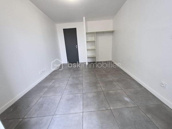 Découvrez cette charmante maison de ville mitoyenne.
Vous êtes primo accédant, ce bien peut devenir le vôtre.
Résidence principale ou projet locatif, faîtes votre choix...

Elle se compose de quatre chambres lumineuses, une salle d’eau, deux WC, salon de 13 m², cuisine et terrasse apportant un réel confort au quotidien.

La cuisine indépendante donne directement accès à la terrasse, un véritable atout pour profiter des repas en extérieur. 

À l’extérieur, vous profiterez d’une terrasse avec barbecue, idéale pour les beaux jours.
L'une des chambres est prolongée par un balcon apportant un espace supplémentaire pour se détendre.

Les fenêtres en double vitrage assurent une bonne isolation thermique et phonique.

Une maison fonctionnelle et agréable à vivre, à découvrir sans tarder !

Contactez moi pour plus d’informations ou organiser une visite.