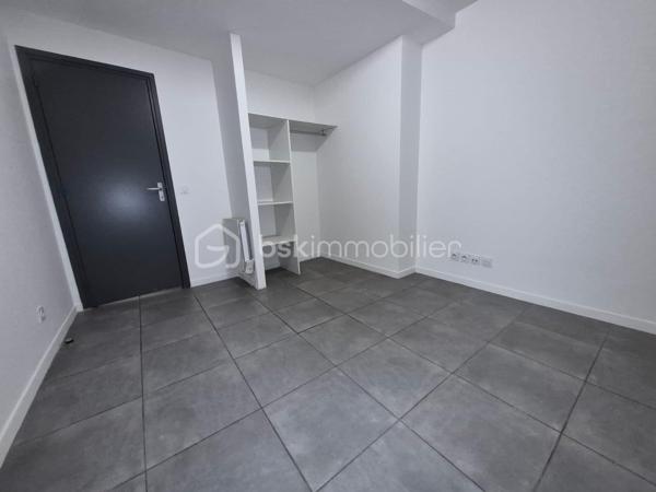 Découvrez cette charmante maison de ville mitoyenne.
Vous êtes primo accédant, ce bien peut devenir le vôtre.
Résidence principale ou projet locatif, faîtes votre choix...

Elle se compose de quatre chambres lumineuses, une salle d’eau, deux WC, salon de 13 m², cuisine et terrasse apportant un réel confort au quotidien.

La cuisine indépendante donne directement accès à la terrasse, un véritable atout pour profiter des repas en extérieur. 

À l’extérieur, vous profiterez d’une terrasse avec barbecue, idéale pour les beaux jours.
L'une des chambres est prolongée par un balcon apportant un espace supplémentaire pour se détendre.

Les fenêtres en double vitrage assurent une bonne isolation thermique et phonique.

Une maison fonctionnelle et agréable à vivre, à découvrir sans tarder !

Contactez moi pour plus d’informations ou organiser une visite.