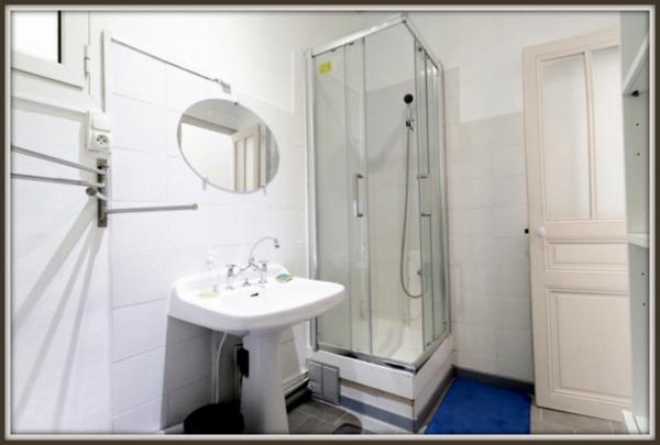 Dpt Bouches du Rhône (13), à louer MARSEILLE 4EME ARRONDISSEMENT appartement T2 meublé