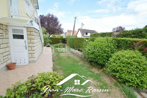TREMBLAY-EN-FRANCE – LES COTTAGES | MAISON 7 PIÈCES – 140 m² | TERRAIN 350 m²

Un beau potentiel pour cette maison familiale située dans le quartier recherché des Cottages.

Construite dans les années 70, cette maison d’environ 140 m² habitables est implantée sur un terrain de 350 m² environ et offre une configuration particulièrement intéressante avec des espaces répartis sur deux niveaux.

Au rez-de-chaussée :
* Une belle véranda
* Un salon
* Une chambre
* Une cuisine
* Une salle d’eau
* WC
* Une chaufferie/buanderie
* Un grand garage

À l’étage :
* Un salon
* Une salle à manger
* Deux chambres
* Une cuisine
* Une salle de bains
* WC indépendants

Les combles sont aménageables et offrent également la possibilité de créer des pièces supplémentaires et ainsi d’exploiter encore davantage le potentiel de la maison.

Côté stationnement, la maison dispose d’un grand garage permettant de stationner une à deux voitures, ainsi que de plusieurs possibilités de stationnement devant la propriété.

La maison nécessite un rafraîchissement et une remise au goût du jour, mais bénéficie d’une belle surface, d’une distribution permettant différentes possibilités d’aménagement et d’un potentiel intéressant pour une famille souhaitant personnaliser son futur lieu de vie.

Contactez-moi pour plus d’informations ou pour organiser une visite.