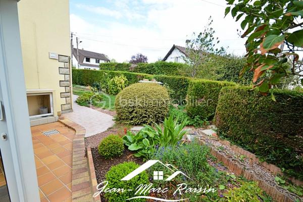 TREMBLAY-EN-FRANCE – LES COTTAGES | MAISON 7 PIÈCES – 140 m² | TERRAIN 350 m²

Un beau potentiel pour cette maison familiale située dans le quartier recherché des Cottages.

Construite dans les années 70, cette maison d’environ 140 m² habitables est implantée sur un terrain de 350 m² environ et offre une configuration particulièrement intéressante avec des espaces répartis sur deux niveaux.

Au rez-de-chaussée :
* Une belle véranda
* Un salon
* Une chambre
* Une cuisine
* Une salle d’eau
* WC
* Une chaufferie/buanderie
* Un grand garage

À l’étage :
* Un salon
* Une salle à manger
* Deux chambres
* Une cuisine
* Une salle de bains
* WC indépendants

Les combles sont aménageables et offrent également la possibilité de créer des pièces supplémentaires et ainsi d’exploiter encore davantage le potentiel de la maison.

Côté stationnement, la maison dispose d’un grand garage permettant de stationner une à deux voitures, ainsi que de plusieurs possibilités de stationnement devant la propriété.

La maison nécessite un rafraîchissement et une remise au goût du jour, mais bénéficie d’une belle surface, d’une distribution permettant différentes possibilités d’aménagement et d’un potentiel intéressant pour une famille souhaitant personnaliser son futur lieu de vie.

Contactez-moi pour plus d’informations ou pour organiser une visite.