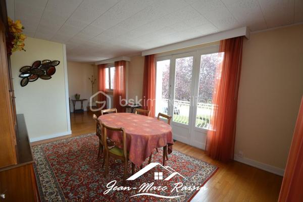 TREMBLAY-EN-FRANCE – LES COTTAGES | MAISON 7 PIÈCES – 140 m² | TERRAIN 350 m²

Un beau potentiel pour cette maison familiale située dans le quartier recherché des Cottages.

Construite dans les années 70, cette maison d’environ 140 m² habitables est implantée sur un terrain de 350 m² environ et offre une configuration particulièrement intéressante avec des espaces répartis sur deux niveaux.

Au rez-de-chaussée :
* Une belle véranda
* Un salon
* Une chambre
* Une cuisine
* Une salle d’eau
* WC
* Une chaufferie/buanderie
* Un grand garage

À l’étage :
* Un salon
* Une salle à manger
* Deux chambres
* Une cuisine
* Une salle de bains
* WC indépendants

Les combles sont aménageables et offrent également la possibilité de créer des pièces supplémentaires et ainsi d’exploiter encore davantage le potentiel de la maison.

Côté stationnement, la maison dispose d’un grand garage permettant de stationner une à deux voitures, ainsi que de plusieurs possibilités de stationnement devant la propriété.

La maison nécessite un rafraîchissement et une remise au goût du jour, mais bénéficie d’une belle surface, d’une distribution permettant différentes possibilités d’aménagement et d’un potentiel intéressant pour une famille souhaitant personnaliser son futur lieu de vie.

Contactez-moi pour plus d’informations ou pour organiser une visite.