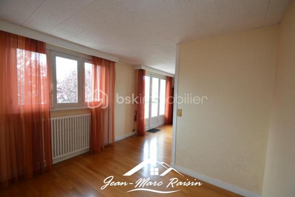 TREMBLAY-EN-FRANCE – LES COTTAGES | MAISON 7 PIÈCES – 140 m² | TERRAIN 350 m²

Un beau potentiel pour cette maison familiale située dans le quartier recherché des Cottages.

Construite dans les années 70, cette maison d’environ 140 m² habitables est implantée sur un terrain de 350 m² environ et offre une configuration particulièrement intéressante avec des espaces répartis sur deux niveaux.

Au rez-de-chaussée :
* Une belle véranda
* Un salon
* Une chambre
* Une cuisine
* Une salle d’eau
* WC
* Une chaufferie/buanderie
* Un grand garage

À l’étage :
* Un salon
* Une salle à manger
* Deux chambres
* Une cuisine
* Une salle de bains
* WC indépendants

Les combles sont aménageables et offrent également la possibilité de créer des pièces supplémentaires et ainsi d’exploiter encore davantage le potentiel de la maison.

Côté stationnement, la maison dispose d’un grand garage permettant de stationner une à deux voitures, ainsi que de plusieurs possibilités de stationnement devant la propriété.

La maison nécessite un rafraîchissement et une remise au goût du jour, mais bénéficie d’une belle surface, d’une distribution permettant différentes possibilités d’aménagement et d’un potentiel intéressant pour une famille souhaitant personnaliser son futur lieu de vie.

Contactez-moi pour plus d’informations ou pour organiser une visite.