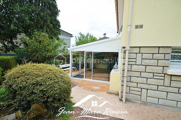 TREMBLAY-EN-FRANCE – LES COTTAGES | MAISON 7 PIÈCES – 140 m² | TERRAIN 350 m²

Un beau potentiel pour cette maison familiale située dans le quartier recherché des Cottages.

Construite dans les années 70, cette maison d’environ 140 m² habitables est implantée sur un terrain de 350 m² environ et offre une configuration particulièrement intéressante avec des espaces répartis sur deux niveaux.

Au rez-de-chaussée :
* Une belle véranda
* Un salon
* Une chambre
* Une cuisine
* Une salle d’eau
* WC
* Une chaufferie/buanderie
* Un grand garage

À l’étage :
* Un salon
* Une salle à manger
* Deux chambres
* Une cuisine
* Une salle de bains
* WC indépendants

Les combles sont aménageables et offrent également la possibilité de créer des pièces supplémentaires et ainsi d’exploiter encore davantage le potentiel de la maison.

Côté stationnement, la maison dispose d’un grand garage permettant de stationner une à deux voitures, ainsi que de plusieurs possibilités de stationnement devant la propriété.

La maison nécessite un rafraîchissement et une remise au goût du jour, mais bénéficie d’une belle surface, d’une distribution permettant différentes possibilités d’aménagement et d’un potentiel intéressant pour une famille souhaitant personnaliser son futur lieu de vie.

Contactez-moi pour plus d’informations ou pour organiser une visite.
