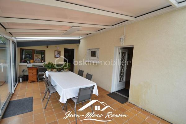 TREMBLAY-EN-FRANCE – LES COTTAGES | MAISON 7 PIÈCES – 140 m² | TERRAIN 350 m²

Un beau potentiel pour cette maison familiale située dans le quartier recherché des Cottages.

Construite dans les années 70, cette maison d’environ 140 m² habitables est implantée sur un terrain de 350 m² environ et offre une configuration particulièrement intéressante avec des espaces répartis sur deux niveaux.

Au rez-de-chaussée :
* Une belle véranda
* Un salon
* Une chambre
* Une cuisine
* Une salle d’eau
* WC
* Une chaufferie/buanderie
* Un grand garage

À l’étage :
* Un salon
* Une salle à manger
* Deux chambres
* Une cuisine
* Une salle de bains
* WC indépendants

Les combles sont aménageables et offrent également la possibilité de créer des pièces supplémentaires et ainsi d’exploiter encore davantage le potentiel de la maison.

Côté stationnement, la maison dispose d’un grand garage permettant de stationner une à deux voitures, ainsi que de plusieurs possibilités de stationnement devant la propriété.

La maison nécessite un rafraîchissement et une remise au goût du jour, mais bénéficie d’une belle surface, d’une distribution permettant différentes possibilités d’aménagement et d’un potentiel intéressant pour une famille souhaitant personnaliser son futur lieu de vie.

Contactez-moi pour plus d’informations ou pour organiser une visite.