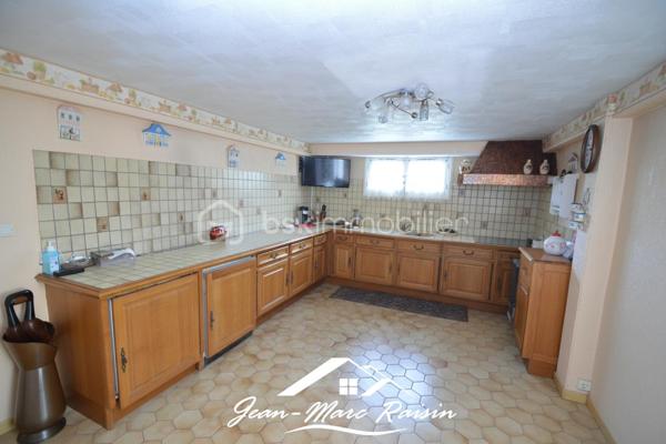 TREMBLAY-EN-FRANCE – LES COTTAGES | MAISON 7 PIÈCES – 140 m² | TERRAIN 350 m²

Un beau potentiel pour cette maison familiale située dans le quartier recherché des Cottages.

Construite dans les années 70, cette maison d’environ 140 m² habitables est implantée sur un terrain de 350 m² environ et offre une configuration particulièrement intéressante avec des espaces répartis sur deux niveaux.

Au rez-de-chaussée :
* Une belle véranda
* Un salon
* Une chambre
* Une cuisine
* Une salle d’eau
* WC
* Une chaufferie/buanderie
* Un grand garage

À l’étage :
* Un salon
* Une salle à manger
* Deux chambres
* Une cuisine
* Une salle de bains
* WC indépendants

Les combles sont aménageables et offrent également la possibilité de créer des pièces supplémentaires et ainsi d’exploiter encore davantage le potentiel de la maison.

Côté stationnement, la maison dispose d’un grand garage permettant de stationner une à deux voitures, ainsi que de plusieurs possibilités de stationnement devant la propriété.

La maison nécessite un rafraîchissement et une remise au goût du jour, mais bénéficie d’une belle surface, d’une distribution permettant différentes possibilités d’aménagement et d’un potentiel intéressant pour une famille souhaitant personnaliser son futur lieu de vie.

Contactez-moi pour plus d’informations ou pour organiser une visite.