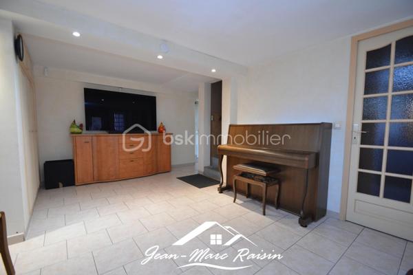 TREMBLAY-EN-FRANCE – LES COTTAGES | MAISON 7 PIÈCES – 140 m² | TERRAIN 350 m²

Un beau potentiel pour cette maison familiale située dans le quartier recherché des Cottages.

Construite dans les années 70, cette maison d’environ 140 m² habitables est implantée sur un terrain de 350 m² environ et offre une configuration particulièrement intéressante avec des espaces répartis sur deux niveaux.

Au rez-de-chaussée :
* Une belle véranda
* Un salon
* Une chambre
* Une cuisine
* Une salle d’eau
* WC
* Une chaufferie/buanderie
* Un grand garage

À l’étage :
* Un salon
* Une salle à manger
* Deux chambres
* Une cuisine
* Une salle de bains
* WC indépendants

Les combles sont aménageables et offrent également la possibilité de créer des pièces supplémentaires et ainsi d’exploiter encore davantage le potentiel de la maison.

Côté stationnement, la maison dispose d’un grand garage permettant de stationner une à deux voitures, ainsi que de plusieurs possibilités de stationnement devant la propriété.

La maison nécessite un rafraîchissement et une remise au goût du jour, mais bénéficie d’une belle surface, d’une distribution permettant différentes possibilités d’aménagement et d’un potentiel intéressant pour une famille souhaitant personnaliser son futur lieu de vie.

Contactez-moi pour plus d’informations ou pour organiser une visite.
