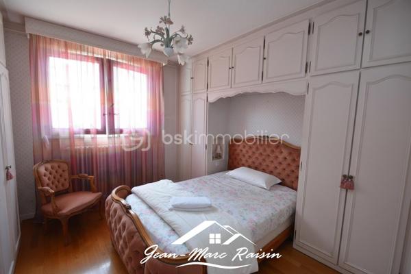 TREMBLAY-EN-FRANCE – LES COTTAGES | MAISON 7 PIÈCES – 140 m² | TERRAIN 350 m²

Un beau potentiel pour cette maison familiale située dans le quartier recherché des Cottages.

Construite dans les années 70, cette maison d’environ 140 m² habitables est implantée sur un terrain de 350 m² environ et offre une configuration particulièrement intéressante avec des espaces répartis sur deux niveaux.

Au rez-de-chaussée :
* Une belle véranda
* Un salon
* Une chambre
* Une cuisine
* Une salle d’eau
* WC
* Une chaufferie/buanderie
* Un grand garage

À l’étage :
* Un salon
* Une salle à manger
* Deux chambres
* Une cuisine
* Une salle de bains
* WC indépendants

Les combles sont aménageables et offrent également la possibilité de créer des pièces supplémentaires et ainsi d’exploiter encore davantage le potentiel de la maison.

Côté stationnement, la maison dispose d’un grand garage permettant de stationner une à deux voitures, ainsi que de plusieurs possibilités de stationnement devant la propriété.

La maison nécessite un rafraîchissement et une remise au goût du jour, mais bénéficie d’une belle surface, d’une distribution permettant différentes possibilités d’aménagement et d’un potentiel intéressant pour une famille souhaitant personnaliser son futur lieu de vie.

Contactez-moi pour plus d’informations ou pour organiser une visite.