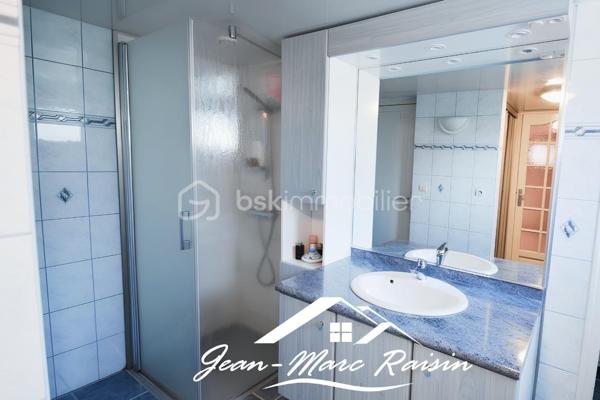 TREMBLAY-EN-FRANCE – LES COTTAGES | MAISON 7 PIÈCES – 140 m² | TERRAIN 350 m²

Un beau potentiel pour cette maison familiale située dans le quartier recherché des Cottages.

Construite dans les années 70, cette maison d’environ 140 m² habitables est implantée sur un terrain de 350 m² environ et offre une configuration particulièrement intéressante avec des espaces répartis sur deux niveaux.

Au rez-de-chaussée :
* Une belle véranda
* Un salon
* Une chambre
* Une cuisine
* Une salle d’eau
* WC
* Une chaufferie/buanderie
* Un grand garage

À l’étage :
* Un salon
* Une salle à manger
* Deux chambres
* Une cuisine
* Une salle de bains
* WC indépendants

Les combles sont aménageables et offrent également la possibilité de créer des pièces supplémentaires et ainsi d’exploiter encore davantage le potentiel de la maison.

Côté stationnement, la maison dispose d’un grand garage permettant de stationner une à deux voitures, ainsi que de plusieurs possibilités de stationnement devant la propriété.

La maison nécessite un rafraîchissement et une remise au goût du jour, mais bénéficie d’une belle surface, d’une distribution permettant différentes possibilités d’aménagement et d’un potentiel intéressant pour une famille souhaitant personnaliser son futur lieu de vie.

Contactez-moi pour plus d’informations ou pour organiser une visite.