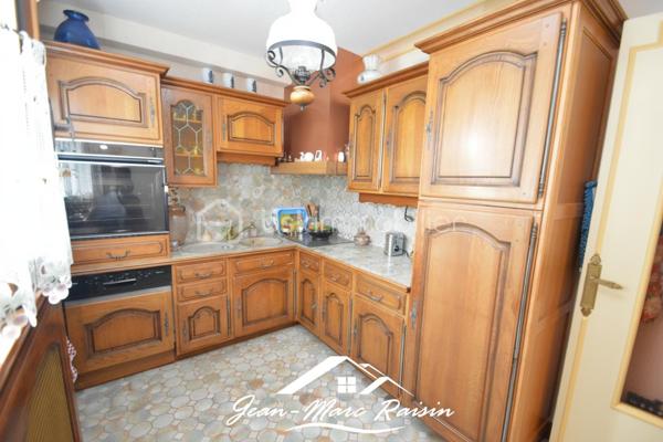TREMBLAY-EN-FRANCE – LES COTTAGES | MAISON 7 PIÈCES – 140 m² | TERRAIN 350 m²

Un beau potentiel pour cette maison familiale située dans le quartier recherché des Cottages.

Construite dans les années 70, cette maison d’environ 140 m² habitables est implantée sur un terrain de 350 m² environ et offre une configuration particulièrement intéressante avec des espaces répartis sur deux niveaux.

Au rez-de-chaussée :
* Une belle véranda
* Un salon
* Une chambre
* Une cuisine
* Une salle d’eau
* WC
* Une chaufferie/buanderie
* Un grand garage

À l’étage :
* Un salon
* Une salle à manger
* Deux chambres
* Une cuisine
* Une salle de bains
* WC indépendants

Les combles sont aménageables et offrent également la possibilité de créer des pièces supplémentaires et ainsi d’exploiter encore davantage le potentiel de la maison.

Côté stationnement, la maison dispose d’un grand garage permettant de stationner une à deux voitures, ainsi que de plusieurs possibilités de stationnement devant la propriété.

La maison nécessite un rafraîchissement et une remise au goût du jour, mais bénéficie d’une belle surface, d’une distribution permettant différentes possibilités d’aménagement et d’un potentiel intéressant pour une famille souhaitant personnaliser son futur lieu de vie.

Contactez-moi pour plus d’informations ou pour organiser une visite.