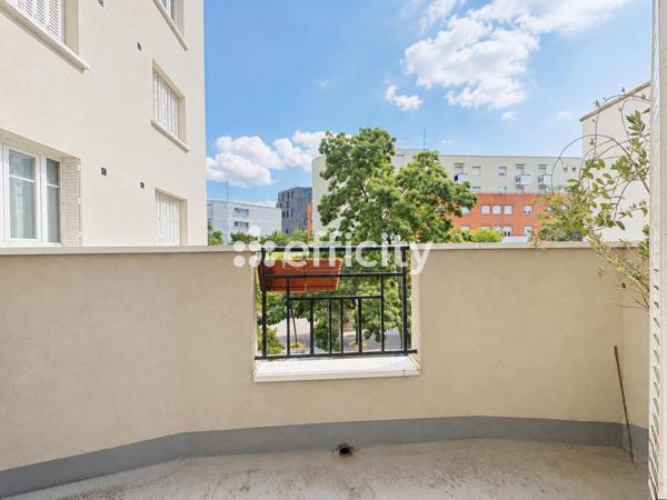 Appartement
         2 pièces
        - 45 m² 299 000 € *