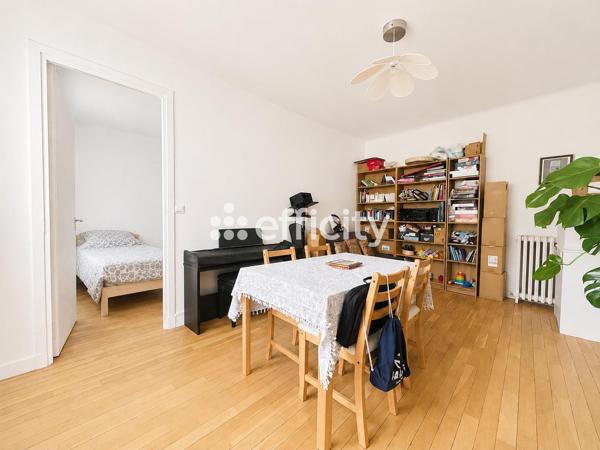 Appartement
         2 pièces
        - 45 m² 299 000 € *