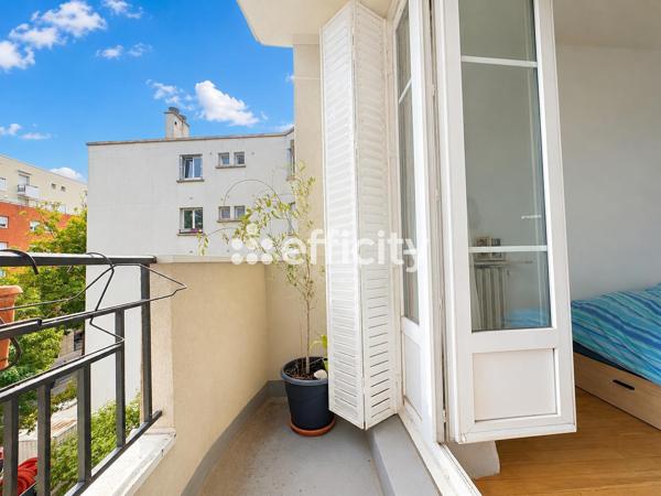 Appartement
         2 pièces
        - 45 m² 299 000 € *