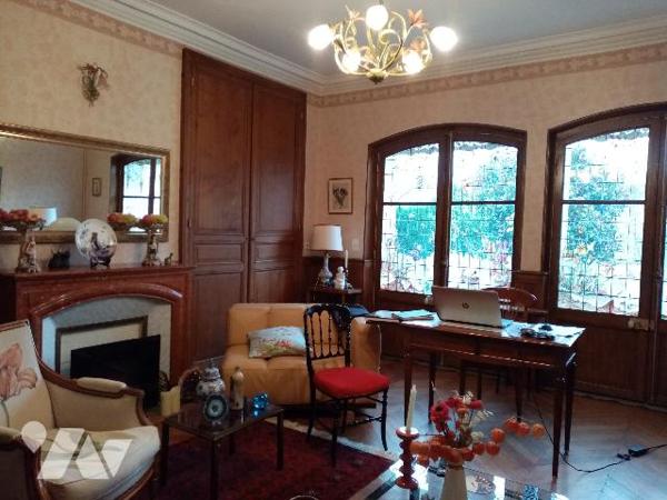 Maison de ville très agréable en très bon état proche écoles et commerces.