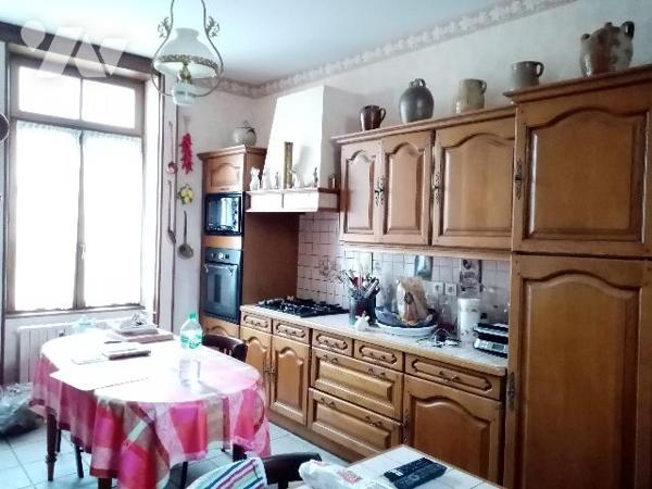 Maison de ville très agréable en très bon état proche écoles et commerces.