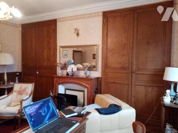 Maison de ville très agréable en très bon état proche écoles et commerces.