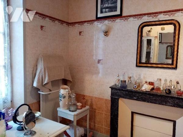 Maison de ville très agréable en très bon état proche écoles et commerces.