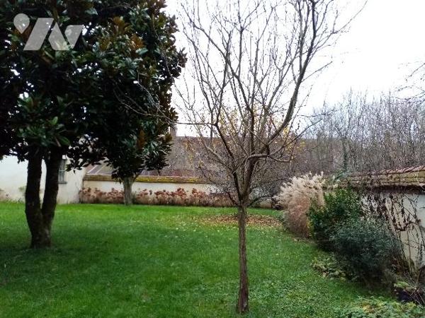 Maison de ville très agréable en très bon état proche écoles et commerces.