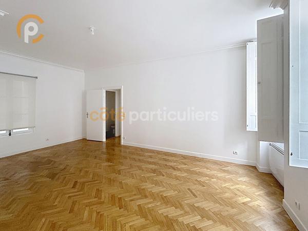 Vente
                Appartement68,11 m² - 3 Pièces -
                    PARIS (75003)