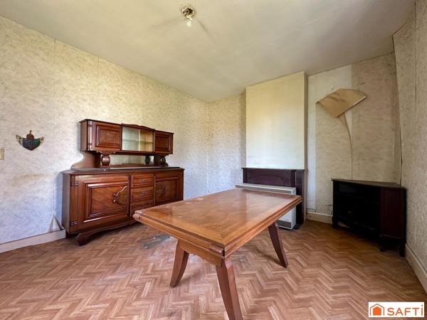 Maison mitoyenne avec 2 chambres, à rénover