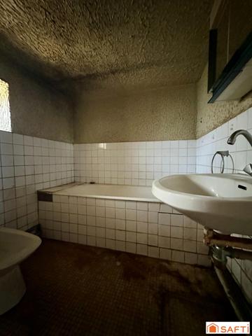 Maison mitoyenne avec 2 chambres, à rénover