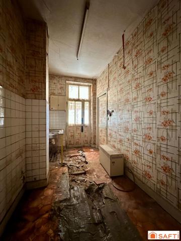 Maison mitoyenne avec 2 chambres, à rénover