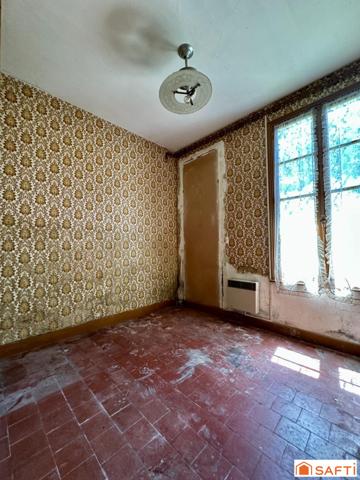 Maison mitoyenne avec 2 chambres, à rénover