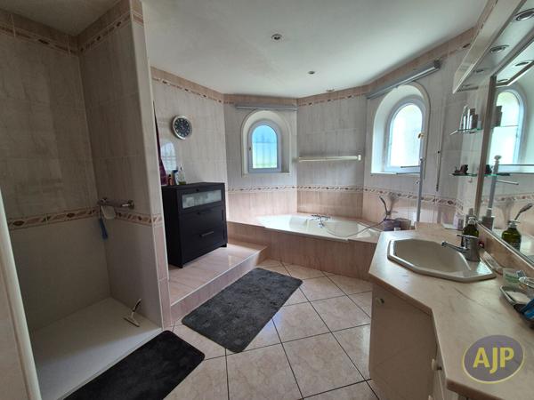 Maison à vendre Challans - 6 pièces, 213m² avec 3 chambre(s) à 529 900€ - AJP Immobilier Challans