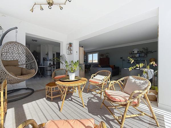 Châteauvert. Superbe appartement lumineux avec terrasses et garages