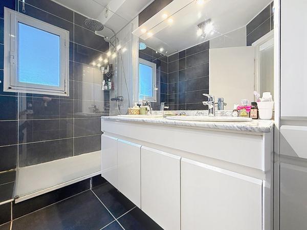Châteauvert. Superbe appartement lumineux avec terrasses et garages