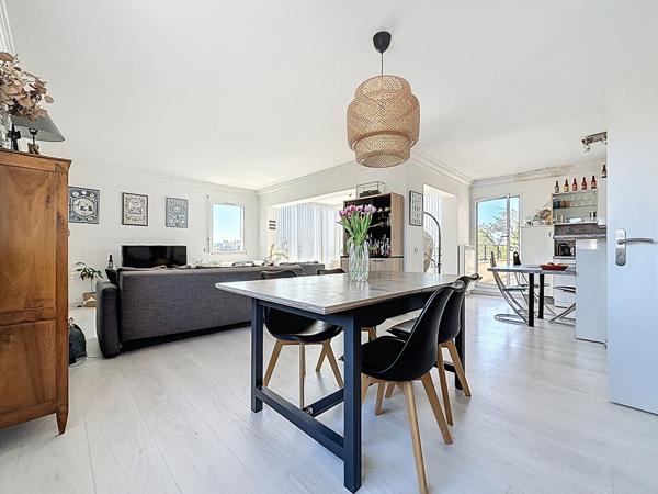 Châteauvert. Superbe appartement lumineux avec terrasses et garages