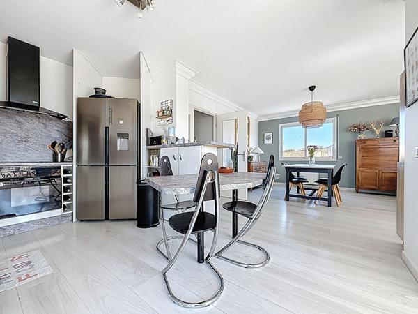 Châteauvert. Superbe appartement lumineux avec terrasses et garages