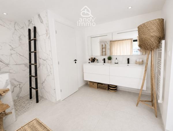 Villa
                                                                                                                                                                                                                                                                                                                        7 pièce(s)                                                                                                                                                                                                          4 chambre(s)                                                                                                                                                                                                          271  m²