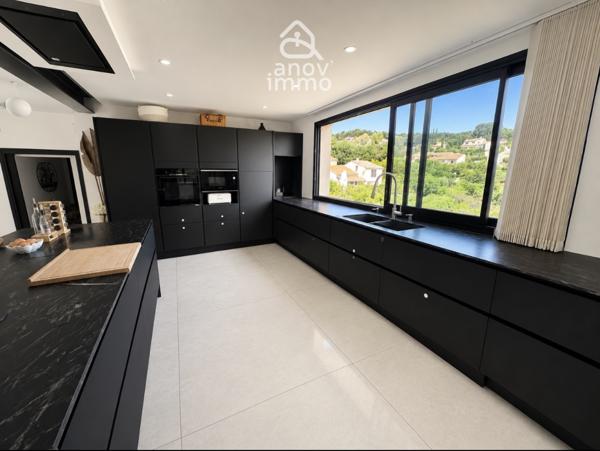 Villa
                                                                                                                                                                                                                                                                                                                        7 pièce(s)                                                                                                                                                                                                          4 chambre(s)                                                                                                                                                                                                          271  m²