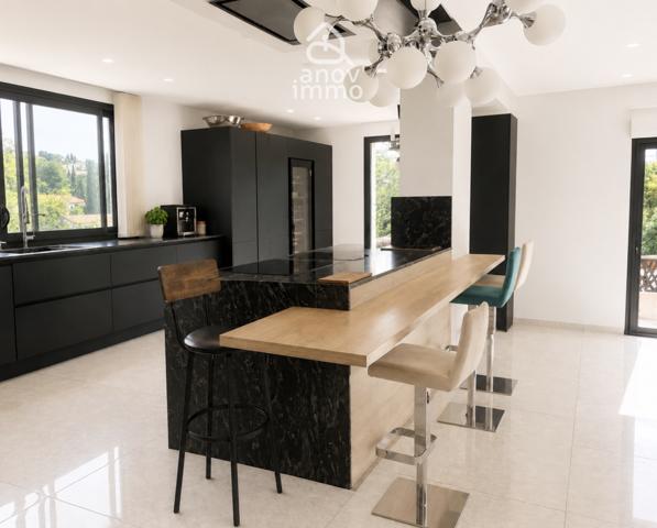 Villa
                                                                                                                                                                                                                                                                                                                        7 pièce(s)                                                                                                                                                                                                          4 chambre(s)                                                                                                                                                                                                          271  m²