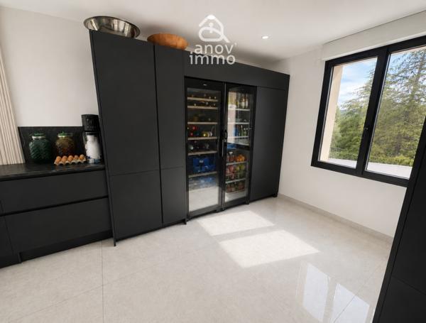 Villa
                                                                                                                                                                                                                                                                                                                        7 pièce(s)                                                                                                                                                                                                          4 chambre(s)                                                                                                                                                                                                          271  m²