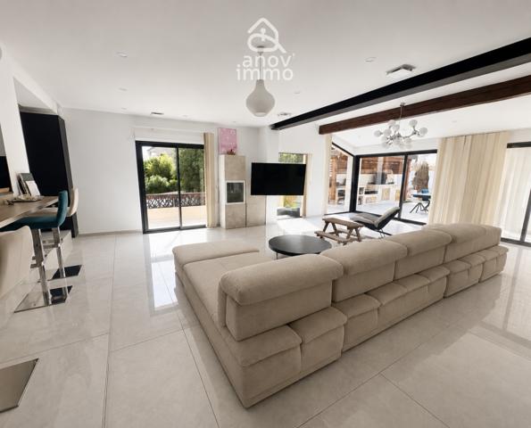 Villa
                                                                                                                                                                                                                                                                                                                        7 pièce(s)                                                                                                                                                                                                          4 chambre(s)                                                                                                                                                                                                          271  m²