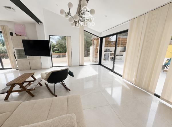Villa
                                                                                                                                                                                                                                                                                                                        7 pièce(s)                                                                                                                                                                                                          4 chambre(s)                                                                                                                                                                                                          271  m²