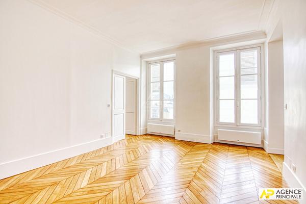 Versailles Notre-Dame Appartement exceptionnel de 2 pièce(s) 55 m2 situé au 2ème étage d'un immeuble entièrement rénové avec cave €549 000 ** - Référence 27139