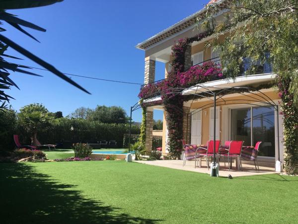 Carqueiranne (83320) Villa avec piscine sur le Port de Carqueiranne
