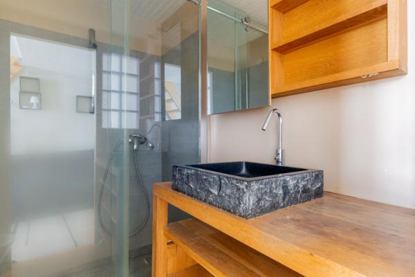 Loft Paris 19 3 pièce(s) 115 m2 au sol