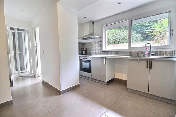 LES PENNES MIRABEAU À vendre : Appartement 2 pièces de 66 m² avec cours extérieur