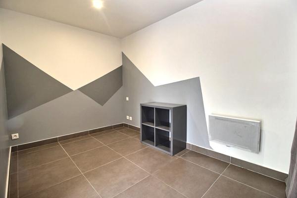 LES PENNES MIRABEAU À vendre : Appartement 2 pièces de 66 m² avec cours extérieur