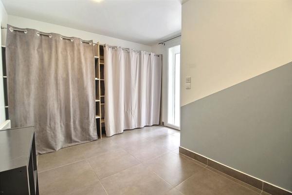 LES PENNES MIRABEAU À vendre : Appartement 2 pièces de 66 m² avec cours extérieur