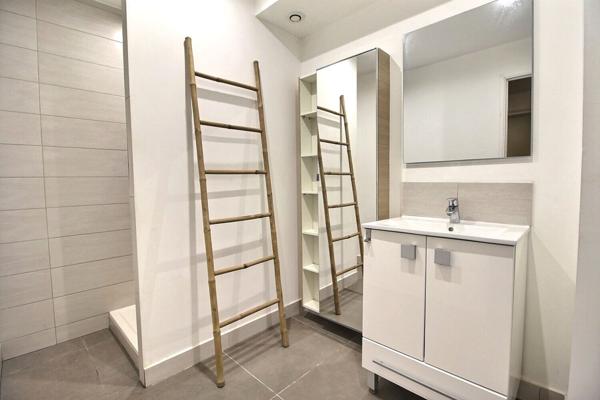 LES PENNES MIRABEAU À vendre : Appartement 2 pièces de 66 m² avec cours extérieur